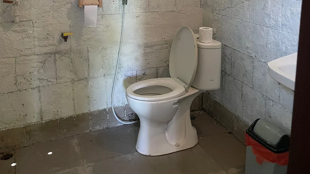 budget bath room accommodation near sea gland